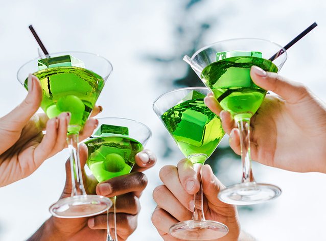 Top 5 Accessories for Serving Drinks with Clear Ice